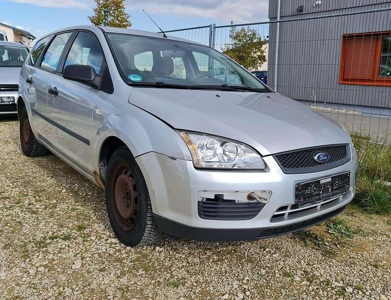 Gebraucht Ford Focus Trend 101 PS (74 kW) 2005 Polarsilber metallic Kombi