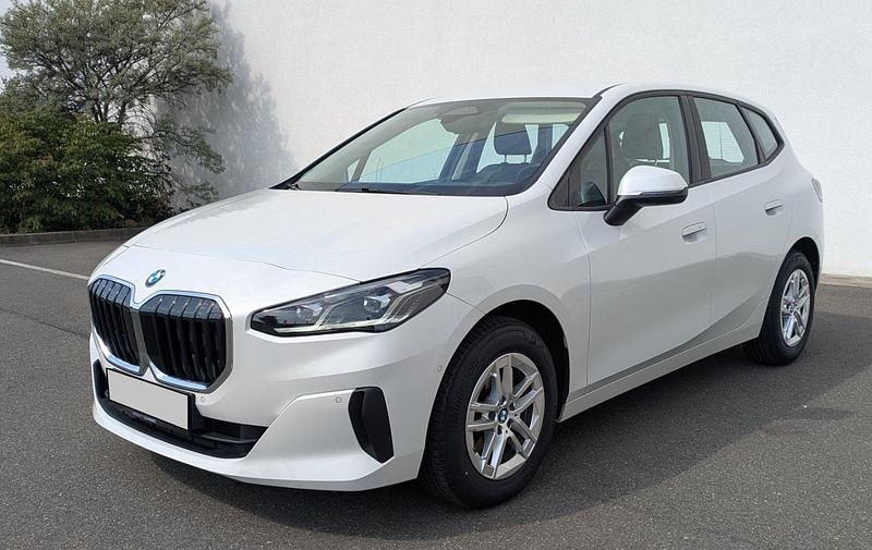Weiß Gebraucht 2024 BMW 218 Active Tourer Performance Van / Kleinbus | 25.990 € (Superpreis) - Bild 1/4