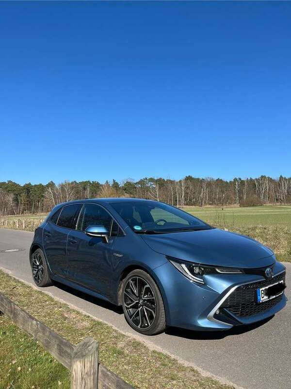 Blau Gebraucht 2019 Toyota Corolla Hybrid Lounge Limousine | 21.900 € (Fairer Preis) - Bild 1/4