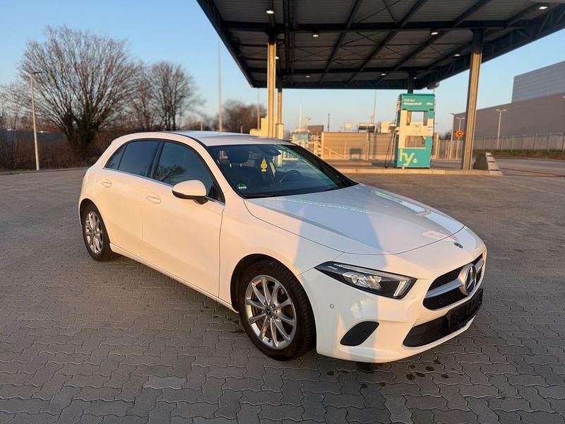 Gebraucht Mercedes A180 116 PS (85 kW) 2019 Weiß Limousine
