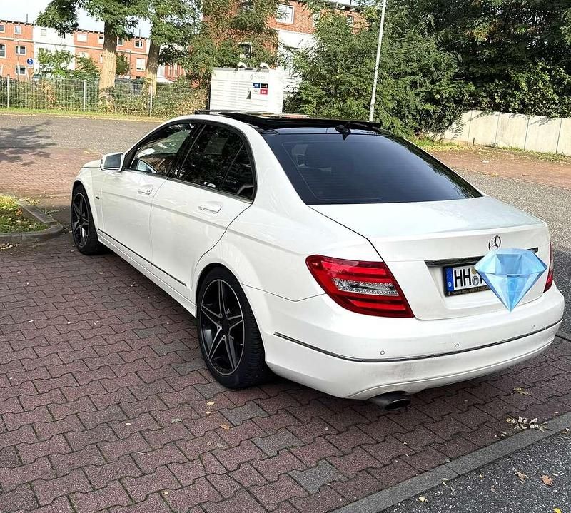 Weiß Gebraucht 2012 Mercedes C220 Avantgarde Edition Limousine | 11.500 € (Teuer) - Bild 1/4