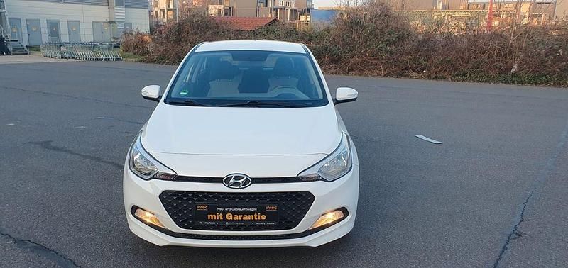 Gebraucht Hyundai i20 Classic 75 PS (55 kW) 2016 Weiß Limousine