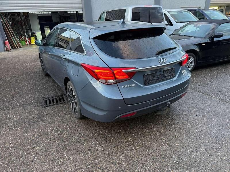 Gebraucht Hyundai i40 Style 141 PS (103 kW) 2016 Mineral blue / met Kombi