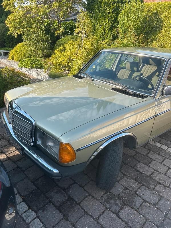 Gebraucht Mercedes E230 136 PS (100 kW) 1984 Grün Limousine