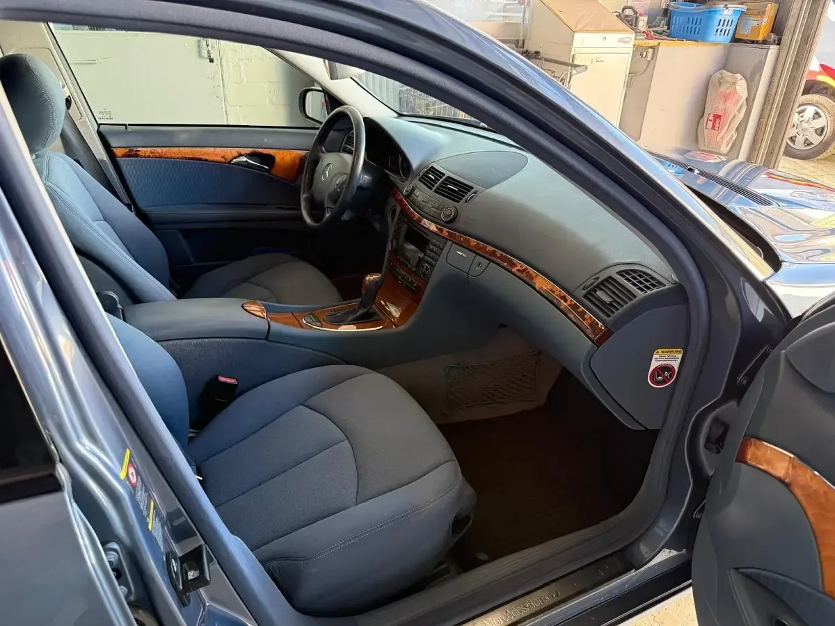 Gebraucht Mercedes E200 122 PS (89 kW) 2006 Blau Limousine