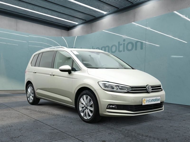 Silber Gebraucht 2024 VW Touran Highline Van / Kleinbus | 36.749 € (Etwas zu teuer) - Bild 1/3