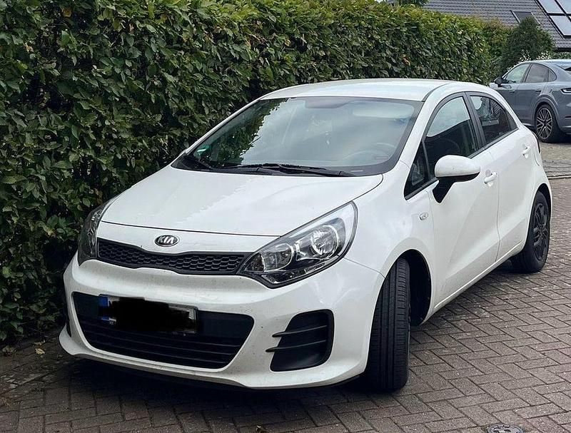 Weiß Gebraucht 2016 Kia Rio Limousine | 8.000 € (Fairer Preis) - Bild 1/3