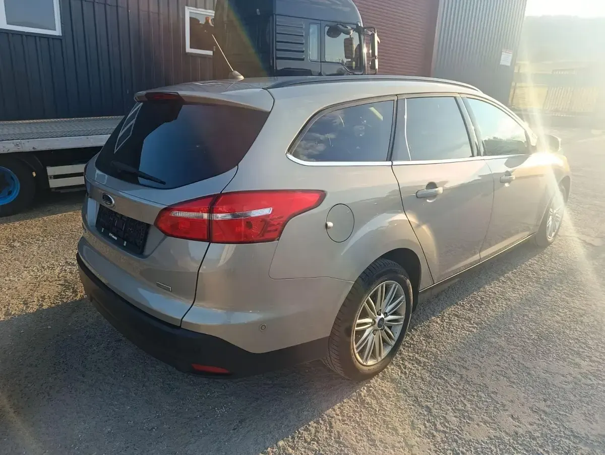 Używany Ford Focus Cool & Connect 125 KM (91 kW) 2018 Srebrny Kombi