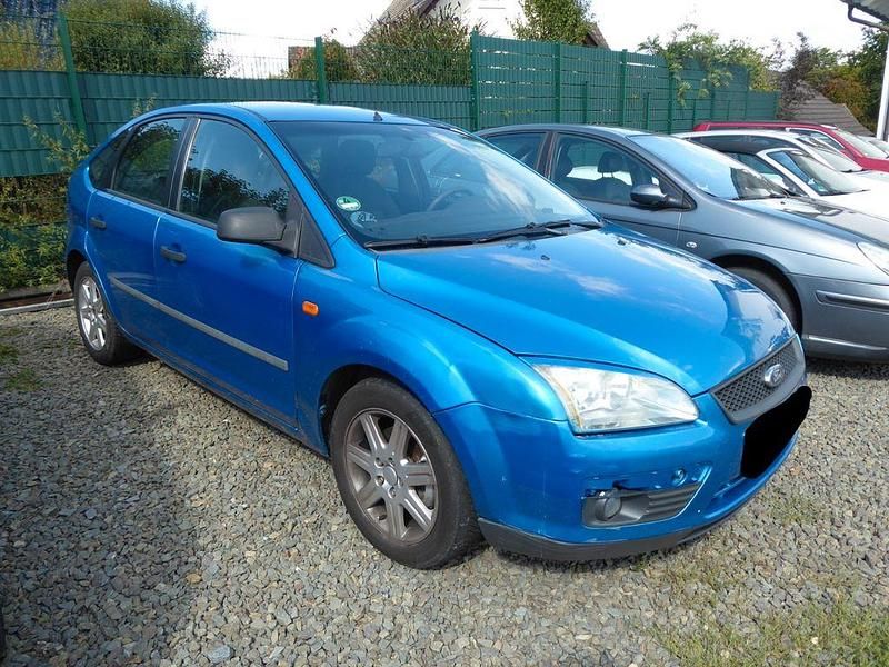 Blau Gebraucht 2005 Ford Focus Trend Limousine | 700 € (Etwas zu teuer) - Bild 1/4