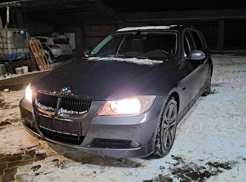 Grau Gebraucht 2007 BMW 320 Kombi | 4.450 € - Bild 1/4