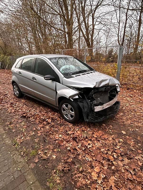 Grau Gebraucht 2007 Mercedes B170 Van / Kleinbus | 899 € - Bild 1/4