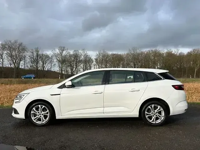 Używany Renault Mégane Life 101 KM (74 kW) 2017 Biały Sedan/Limuzyna