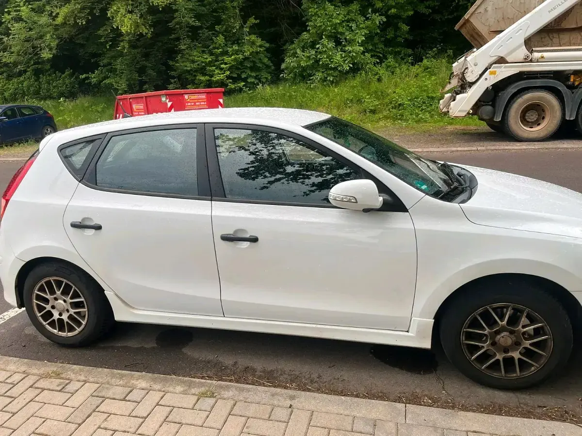 Gebraucht Hyundai i30 90 PS (66 kW) 2011 Weiß Kleinwagen