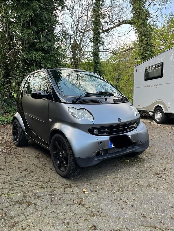 Grau Gebraucht 2004 Smart ForTwo Coupé Kleinwagen | 2.399 € (Fairer Preis) - Bild 1/4