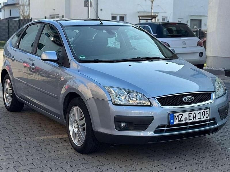 Gebraucht Ford Focus Ghia 101 PS (74 kW) 2006 Silber Limousine