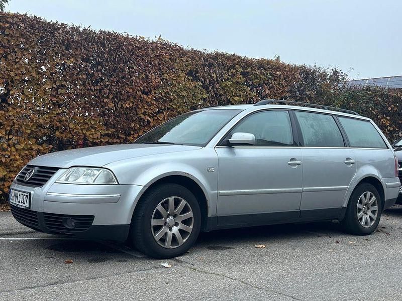 Silber Gebraucht 2002 VW Passat Highline Kombi | 950 € (Superpreis) - Bild 1/4