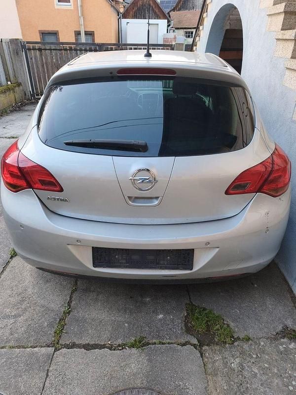 Gebraucht Opel Astra Selection 116 PS (85 kW) 2011 Silber Limousine