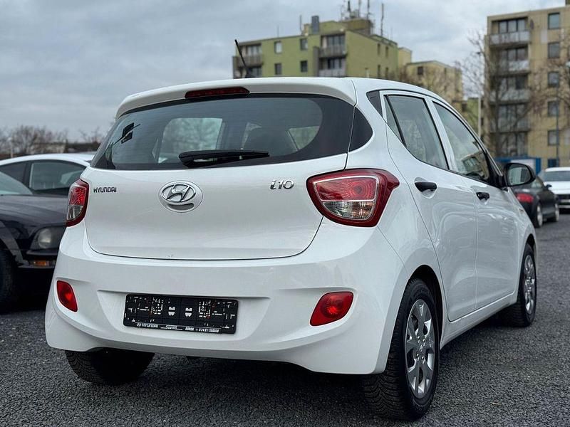 Gebraucht Hyundai i10 Basis 67 PS (49 kW) 2016 Weiß Kleinwagen