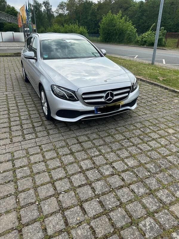 Silber Gebraucht 2017 Mercedes E220 Kombi | 18.500 € (Superpreis) - Bild 1/4