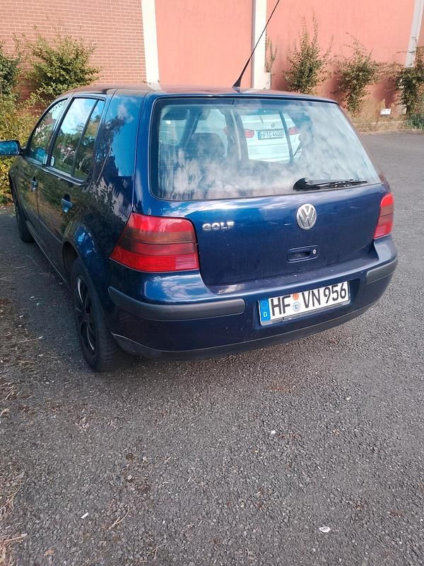 Blau Gebraucht 2005 VW Golf IV Kleinwagen | 700 € (Guter Preis) - Bild 1/4