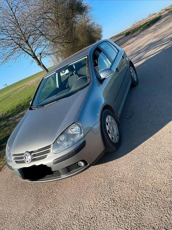 Grau Gebraucht 2004 VW Golf Limousine | 4.300 € (Teuer) - Bild 1/3