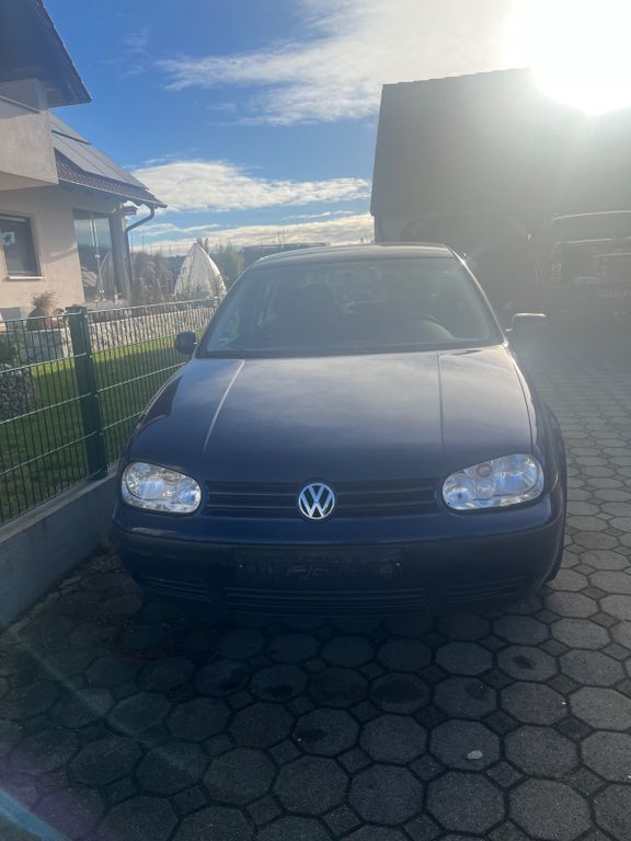 Blau Gebraucht 2003 VW Golf IV Basis Limousine | 3.900 € (Teuer) - Bild 1/4