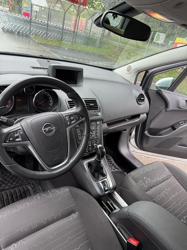 Silber Gebraucht 2011 Opel Meriva Van / Kleinbus | 5.180 € (Teuer) - Bild 1/4