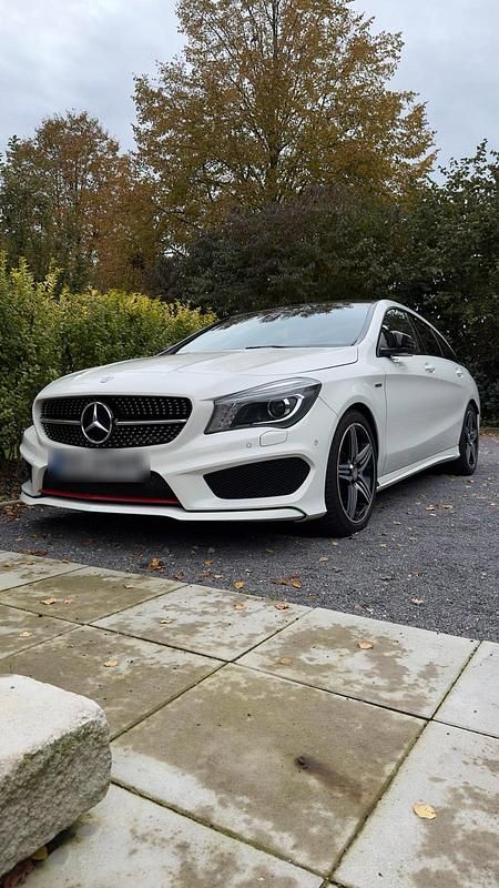 Weiß Gebraucht 2015 Mercedes CLA250 AMG Limousine | 19.300 € (Guter Preis) - Bild 1/4