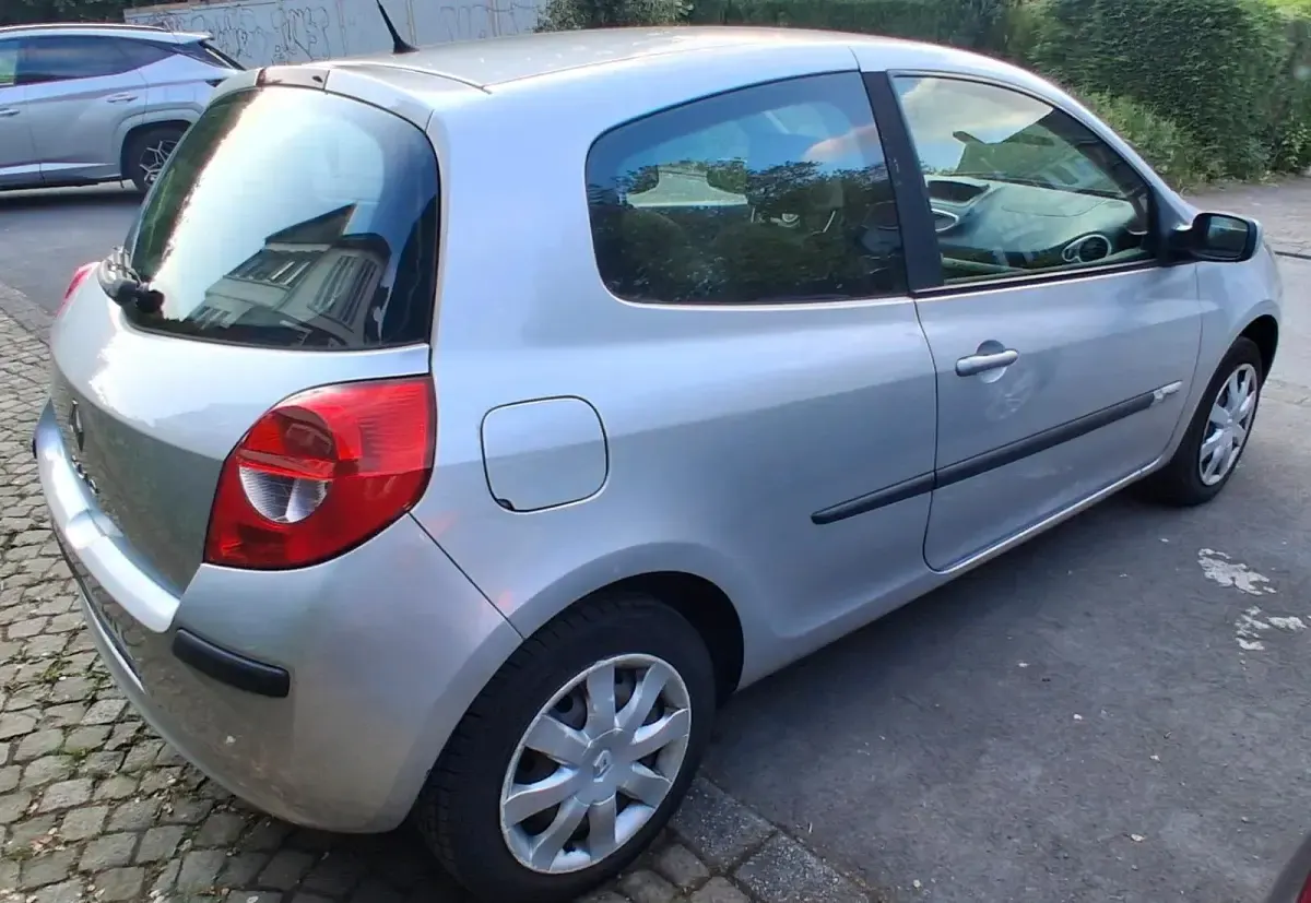 Gebraucht Renault Clio 75 PS (55 kW) 2009 Silber Kleinwagen
