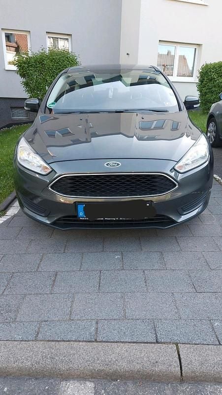 Grau Gebraucht 2016 Ford Focus Limousine | 3.000 € - Bild 1/4
