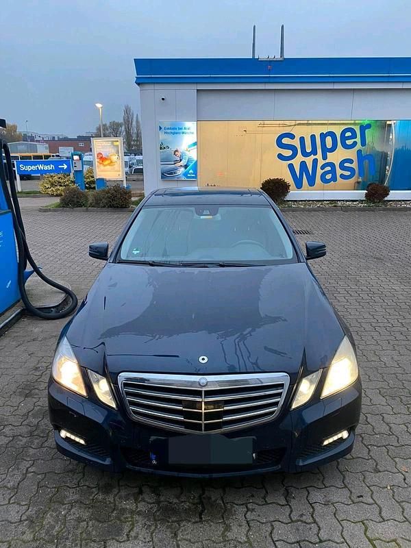 Blau Gebraucht 2009 Mercedes E230 Limousine | 7.000 € - Bild 1/4