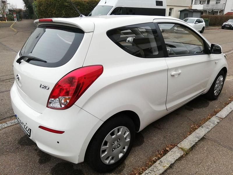 Gebraucht Hyundai i20 Edition 86 PS (63 kW) 2012 Weiß Kleinwagen