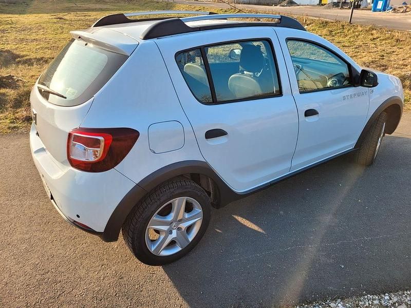 Gebraucht Dacia Sandero Stepway Ambiance 90 PS (66 kW) 2015 Weiß Limousine