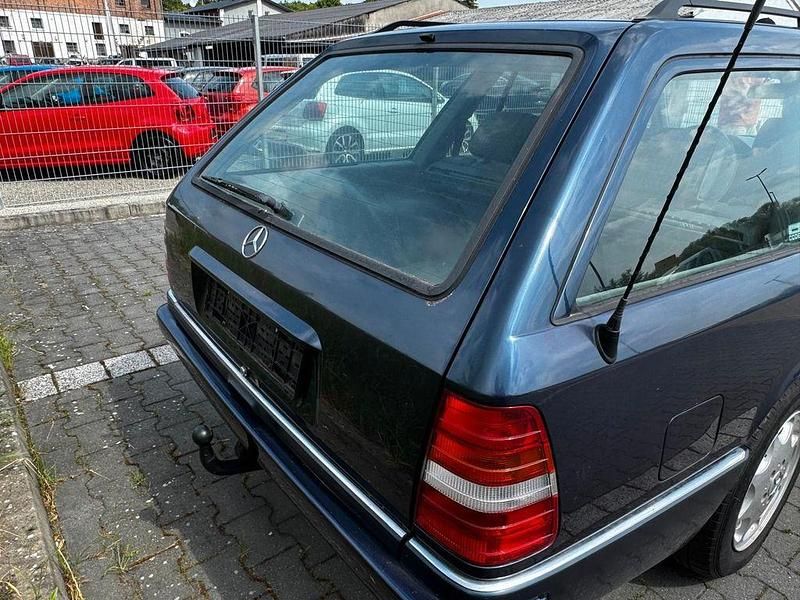 Gebraucht Mercedes E200 136 PS (100 kW) 1996 Blau Kombi