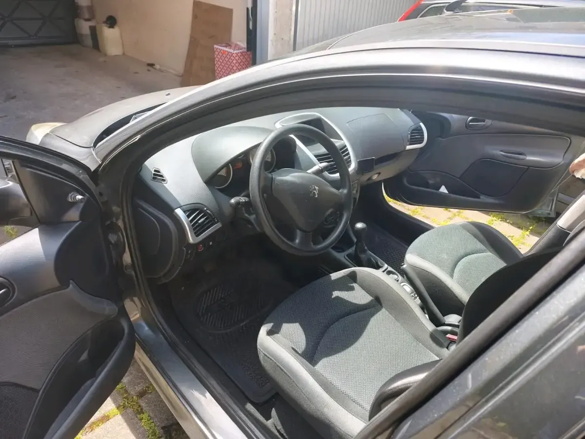 Gebraucht Peugeot 206 60 PS (44 kW) 2011 Grau Kleinwagen