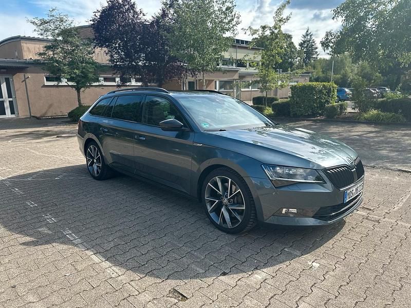 Grau Gebraucht 2018 Skoda Superb SportLine Kombi | 23.999 € (Fairer Preis) - Bild 1/4
