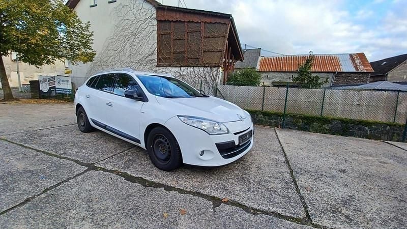 Weiß Gebraucht 2011 Renault Mégane GrandTour Bose Edition Kombi | 2.500 € (Guter Preis) - Bild 1/4