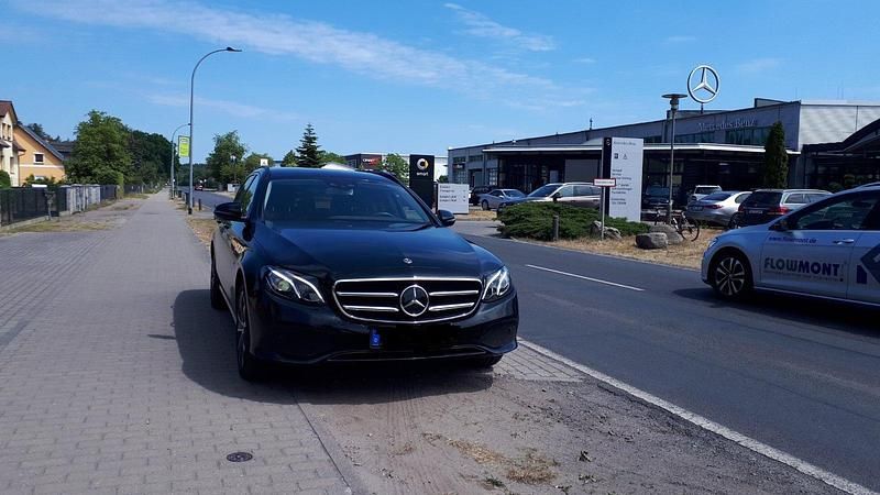 Schwarz Gebraucht 2019 Mercedes E300 Kombi | 25.500 € (Etwas zu teuer) - Bild 1/4