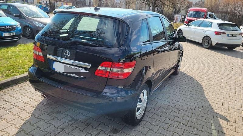 Gebraucht Mercedes B180 116 PS (85 kW) 2010 Schwarz Van / Kleinbus