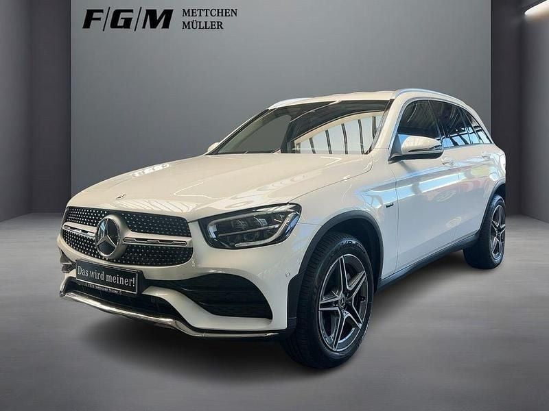 Weiß Gebraucht 2021 Mercedes GLC300e AMG line SUV | 34.490 € (Teuer) - Bild 1/4