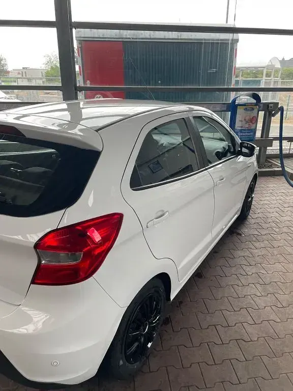 Gebraucht Ford Ka Plus 69 PS (50 kW) 2017 Weiß Kleinwagen