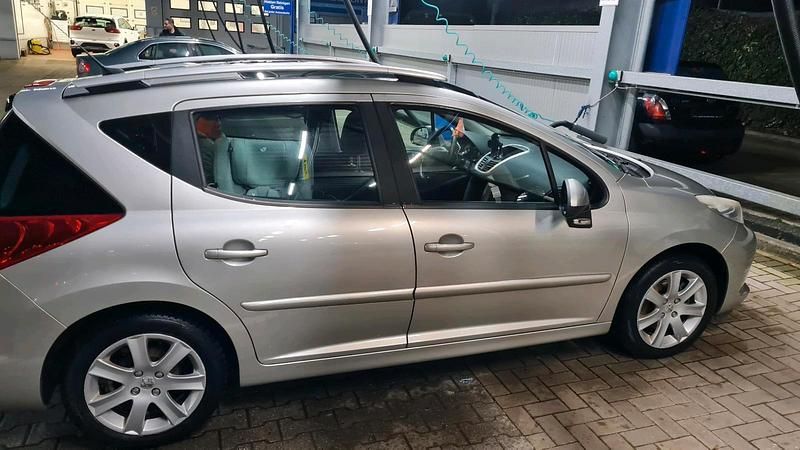 Grau Gebraucht 2007 Peugeot 207 Sport Kombi | 2.300 € - Bild 1/4