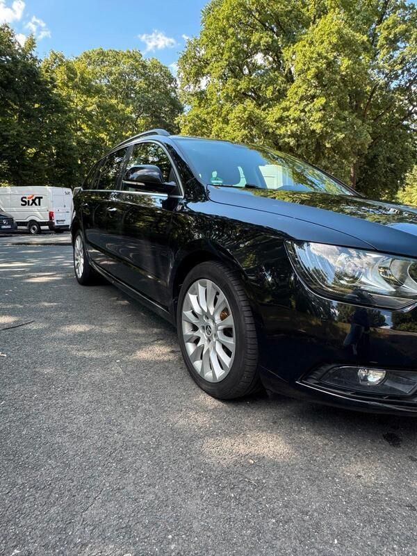 Schwarz Gebraucht 2015 Skoda Superb Kombi | 12.500 € - Bild 1/4