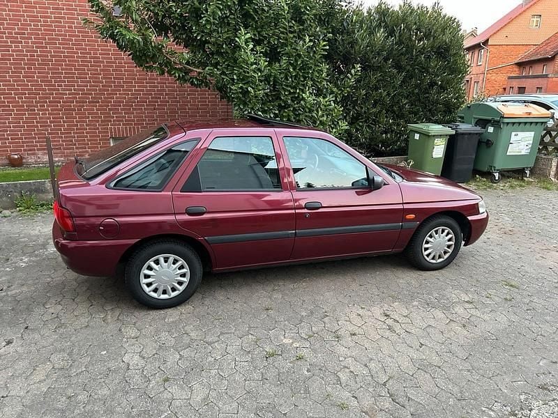 Rot Gebraucht 1996 Ford Escort Limousine | 750 € (Fairer Preis) - Bild 1/4