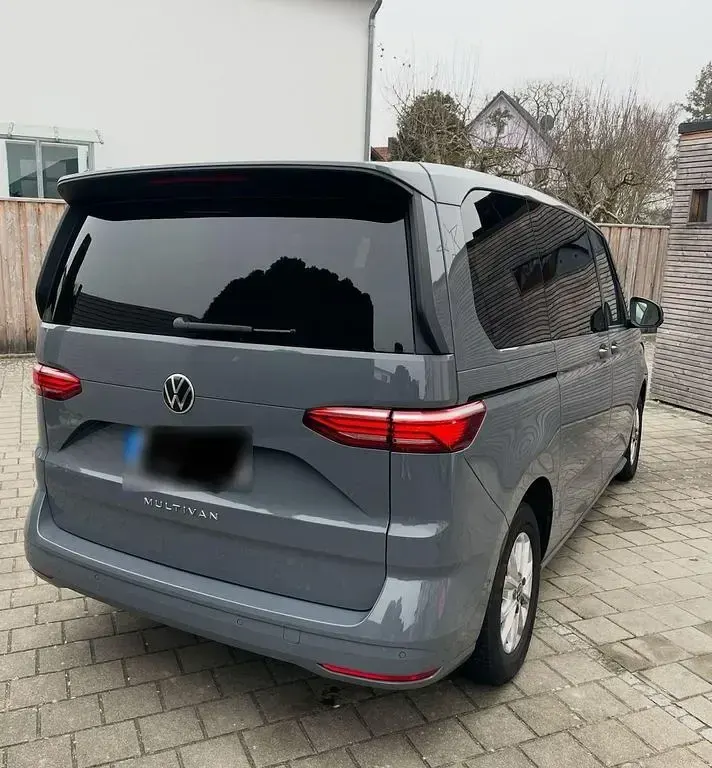Gebraucht VW Multivan Life 150 PS (110 kW) 2024 Grau Van / Kleinbus