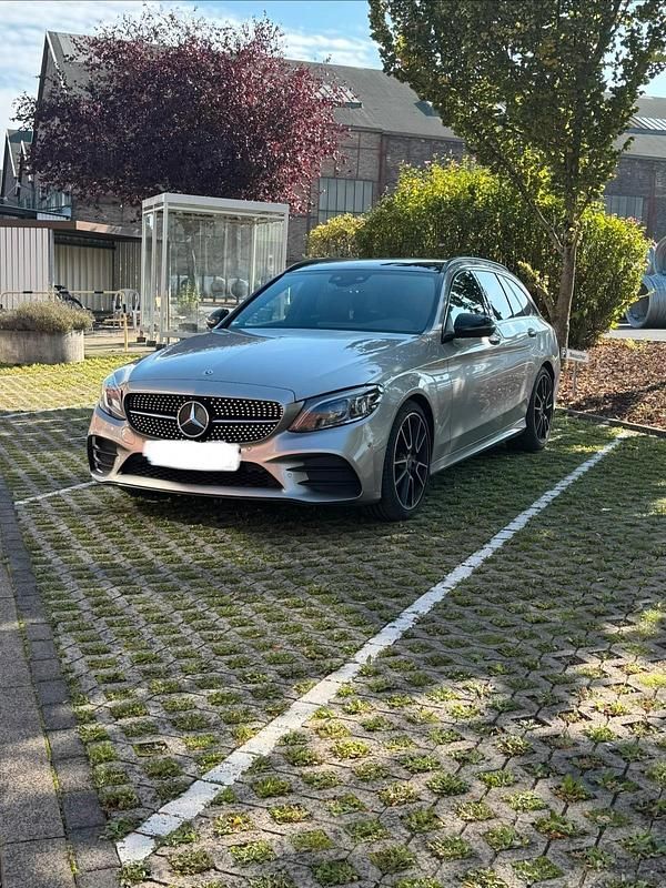 Braun Gebraucht 2019 Mercedes C220 AMG line Kombi | 21.900 € (Teuer) - Bild 1/4