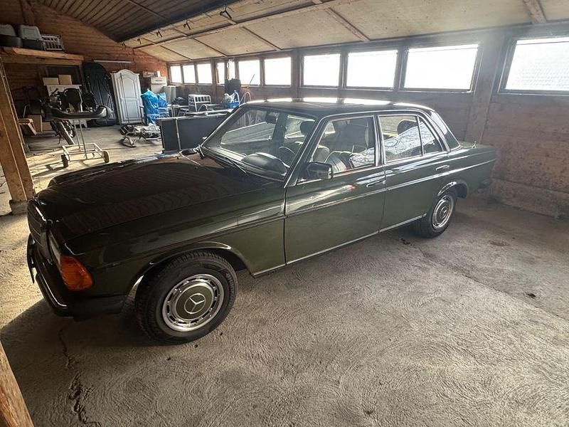 Brugt Mercedes E250 140 HK (102 kW) 1980 Grøn Sedan