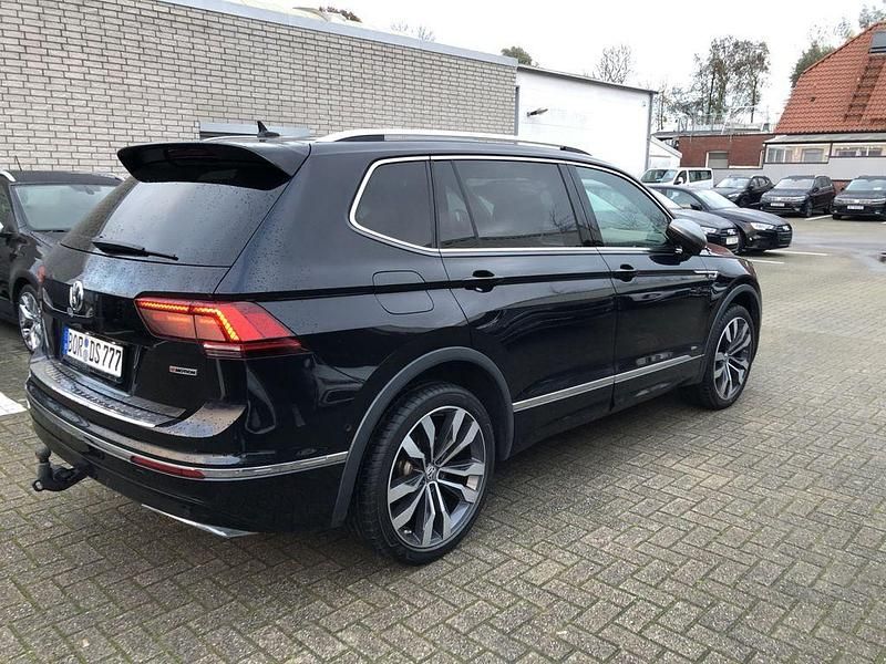 Gebraucht VW Tiguan Allspace R-line 150 PS (110 kW) 2021 Deep black perleffekt (metallic) SUV