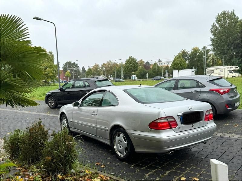 Silber Gebraucht 2002 Mercedes CLK230 Coupé | 899 € - Bild 1/4