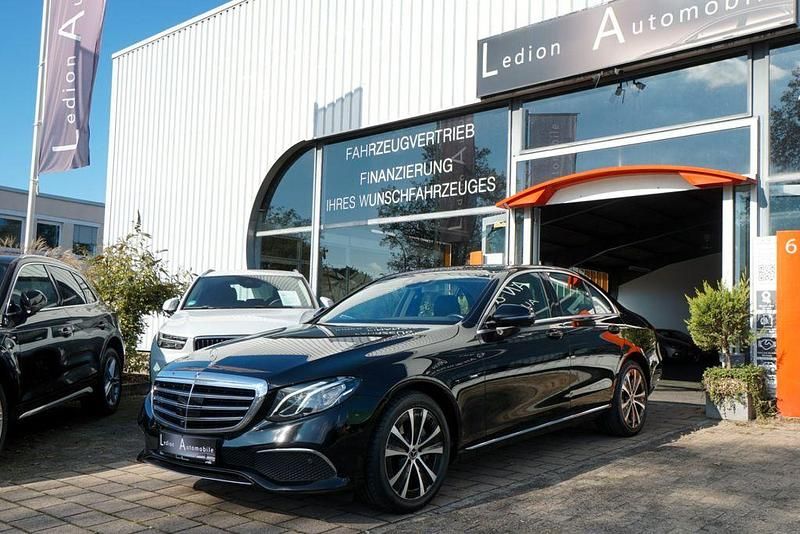 Schwarz Gebraucht 2020 Mercedes E300 Limousine | 26.500 € (Etwas zu teuer) - Bild 1/4